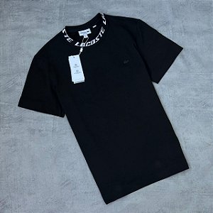 CAMISA LACOSTE ASSINATURA NA GOLA (PRETA)