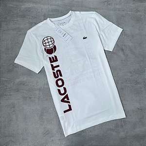 CAMISETA LACOSTE TENNIS MEDVEDEV (BRANCO-VINHO)