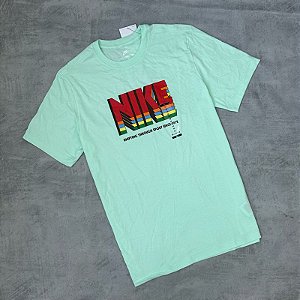 CAMISETA NIKE EMERALD COTTON (LOGO COLORIDO)