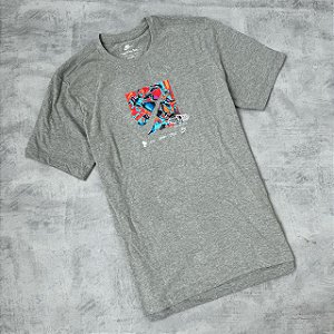 CAMISETA NIKE WORLD WIDE CINZA