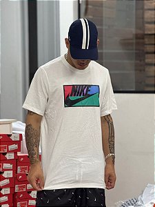 Camiseta Nike Sportwear Patch (Branca)