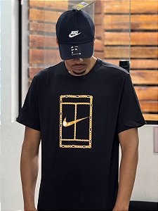 Camiseta Nike Court ouro - HF6217-010