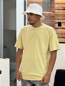 Camiseta Nike Sportswear Premium Essentials Masculina-Mostarda