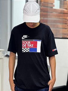 Camiseta Nike Sportswear "Tour de Nike" Masculina -Preta