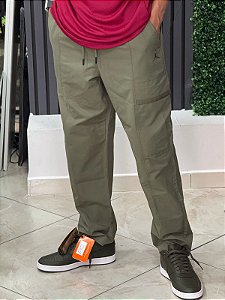 Calça Jordan Essential Woven Masculina Verde musgo