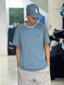 CAMISETA LACOSTE GOLA ASSINALADA- AZUL CIANO