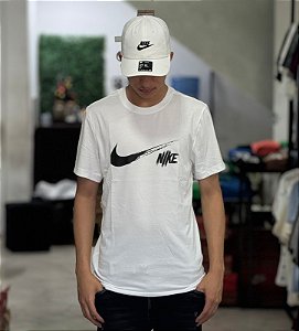 CAMISETA NIKE SWOOSH SPORTSWEAR- BRANCA