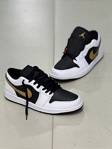 Tenis Jordan 1 Low White Black Metallic Gold Swoosh