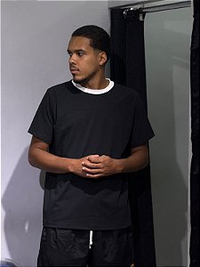 Camiseta preta slim basica gola branca 0002