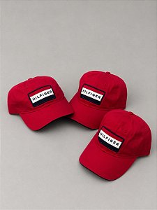 BONÉ TOMMY HILFIGER PLAQUINHA VERMELHO