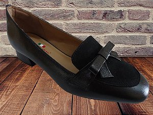 Sapato estilo mocassim/pala, couro liso com pala em suede, e lacinho de couro, cores preto ou linhaça