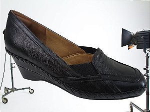 Sapato couro preto, anabela bi-partido, elástico boca e costura manual em toda lateral