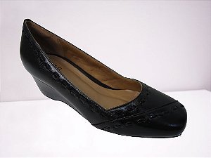 Sapato couro preto, tirinhas verniz detalhe, salto anabela 3,5 cms.