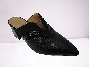 Sapato, estilo tamanco, couro preto detalhes croco e camurça, bico fino e salto bloco 4 cms.
