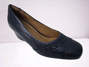 Sapato couro azul marinho, detalhes trançados verniz, salto anabela 3,5 cms.