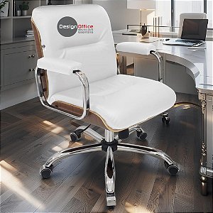 Cadeira Original Eames Diretor com Rodinhas Cromadas e Anti Risco Linha Capa em Madeira Cinza Claro