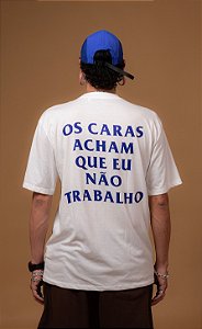 Camiseta "Os Caras Acham Que Eu Não Trabalho" - OFF WHITE