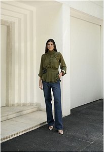 Blusa acinturada com gola alta