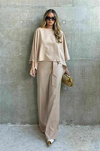 Conjunto Blusa Assimétrica com Faixa e Calça Reta