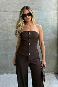 Conjunto Blusa Colo Livre com Botão Metalizado e Calça Reta