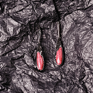 Brinco Negro Feldspato Vermelho