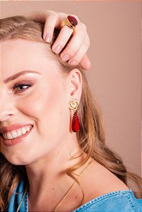 Brinco Rosa Dourada com Gota Vermelha