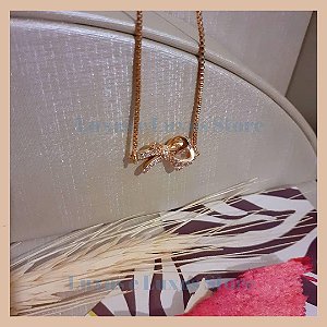 Colar Chocker Pingente de Laço Cravejado com Zircônia Cristal - Fecho Lagosta - Corrente Veneziana - Banho Ouro 18k - Semijoia de Luxo