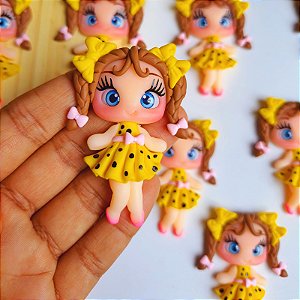 APLIQUE BISCUIT MENINA VESTIDO AMARELO COM POÁ PRETO -