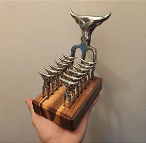 Garfo Tridente + 12 Garfinhos Petisco + Base Madeira de Lei