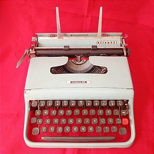2 - Funcionando Máquina de Escrever Datilografia Olivetti Lettera 22 verde Clarice Lispector