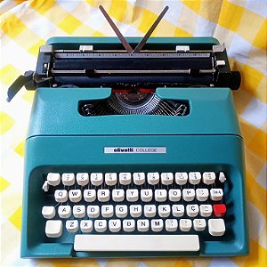 Funcionando - Máquina De Escrever Olivetti College Verde
