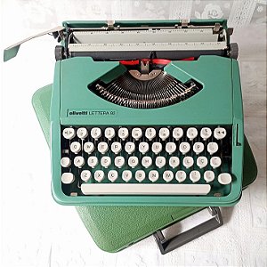 1 - Funcionando Máquina De Escrever Datilografia Verde Olivetti Lettera 82