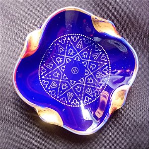 Cinzeiro em porcelana azul e dourado decorado 10cm - VINTAGE