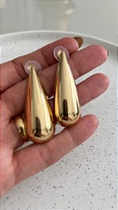 Brinco gota G vazado dourado
