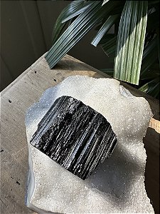 Turmalina Negra Bruta | Cristal de Limpeza, Proteção e Cura de Vícios