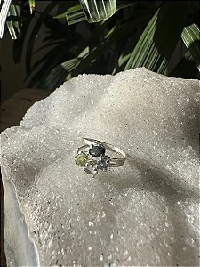 Anel Ajustável Tara Verde | Cristal de Sabedoria e Libertação - Prata 925 - Turmalina Verde, Peridoto, Ametista e Água Marinha