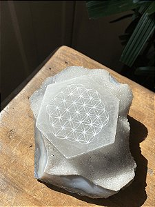 Porta-Copo Selenita Flor da Vida Hegáxono | Cristal de Limpeza e Transmutação