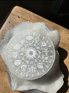Porta-Copo Selenita Roda Astrológica | Cristal de Limpeza e Transmutação