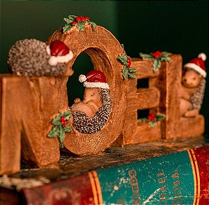 Placa de Resina – Ouriços na Palavra “NOEL” 26x3,0cm