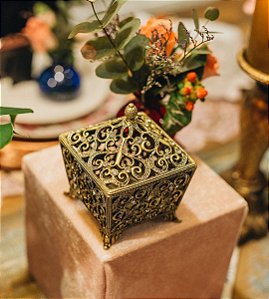 Caixa de Metal Porta Vela Dourada 11,5 x 0,8 x 8cm