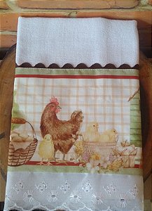 Pano de Prato – Galos Juntos com Pintinhos (detalhes no fundo quadriculado com duas árvores) 66x40cm