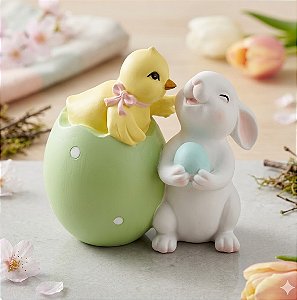 PEÇA DECORATIVA- PINTINHO DENTRO DO OVO VERDE COM COELHO 13CM