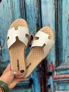 Slide Moleca Rasteira Areia