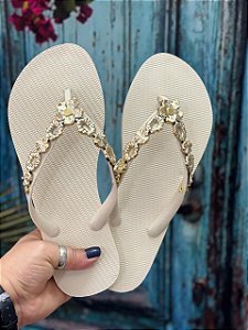 Chinelo Santa Karmem Pedrarias Off White