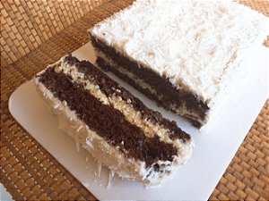 BOLO CHOCOLATE RECHEIO PRESTÍGIO serve 6 pessoas