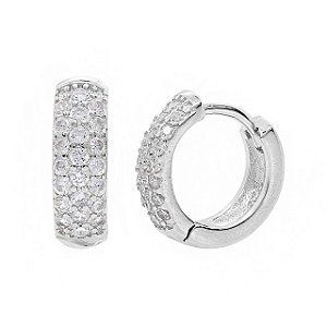 Argola cravejada com 3 fileiras de zircônias em Prata 925 (banho em ródio)