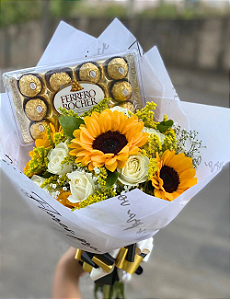 Buque de Girassol com Rosas Brancas e Ferrero de 12