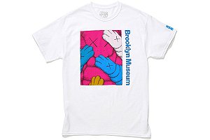 KAWS x Brooklyn Museum Camiseta Urge Magenta Branca