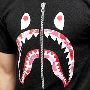 Bape Camiseta ABC Camo Shark Preta e Rosa