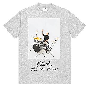 Ftp + Famous Camiseta Travis Barker Photo Cinza